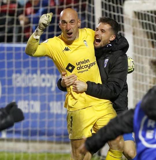 22, 特鲁瓦保级成功球迷狂欢庆祝整夜